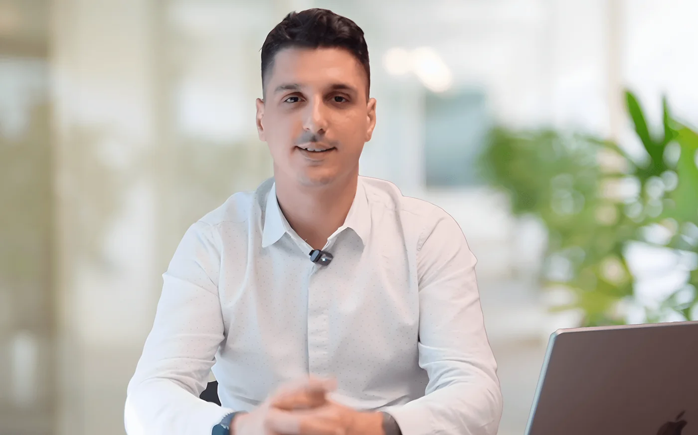 Matteo Bragagna nel suo studio
